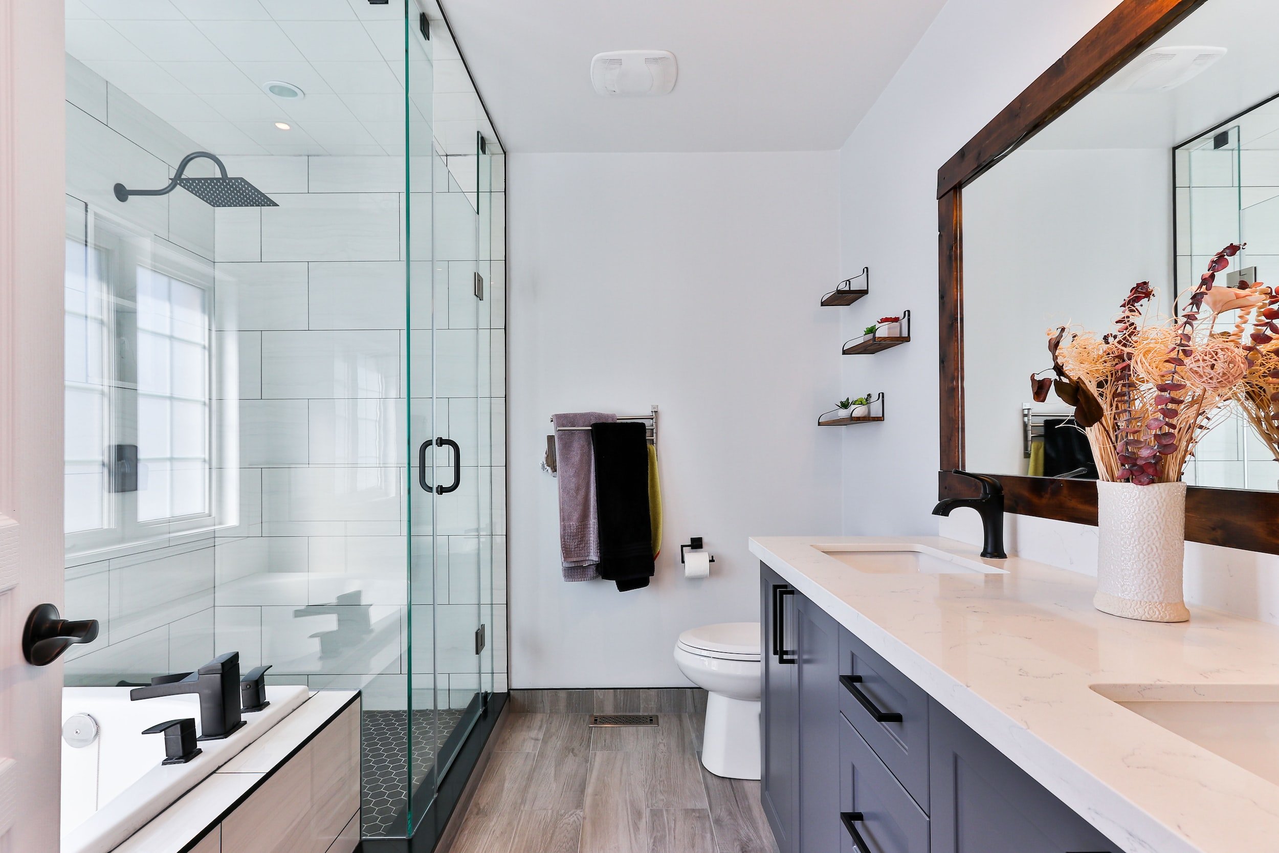 Photo of a nice clean bathroom.